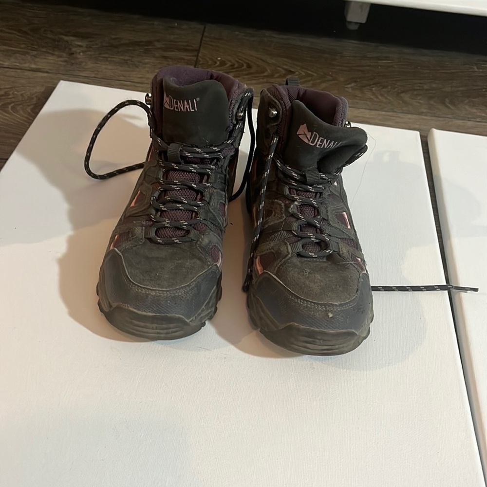 Girls size 4 Denali high top hiking boots. dark gray and purple